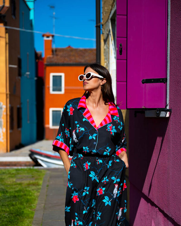 Philippa Shirt White Parrots & Blossom (Black)