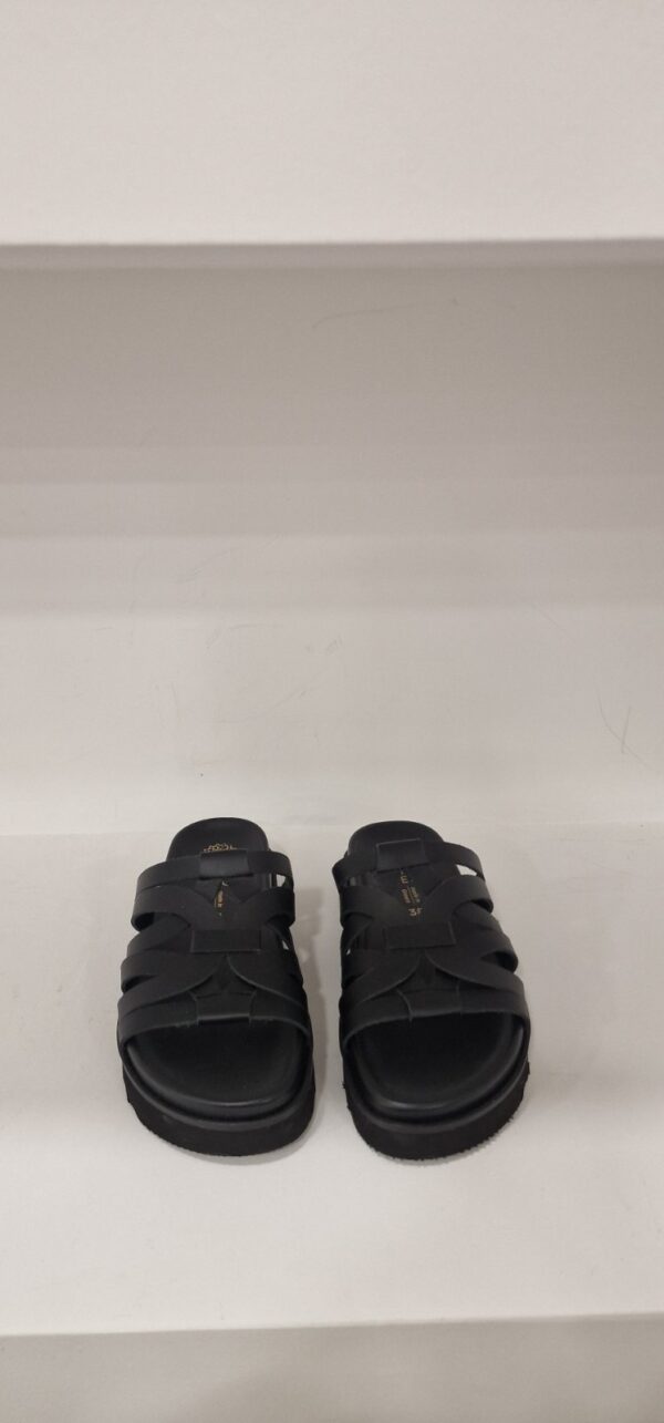 BLACK SANDAL