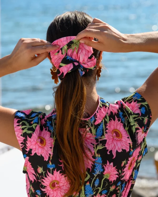 Zoya Scrunchie (Black Sunflowers)