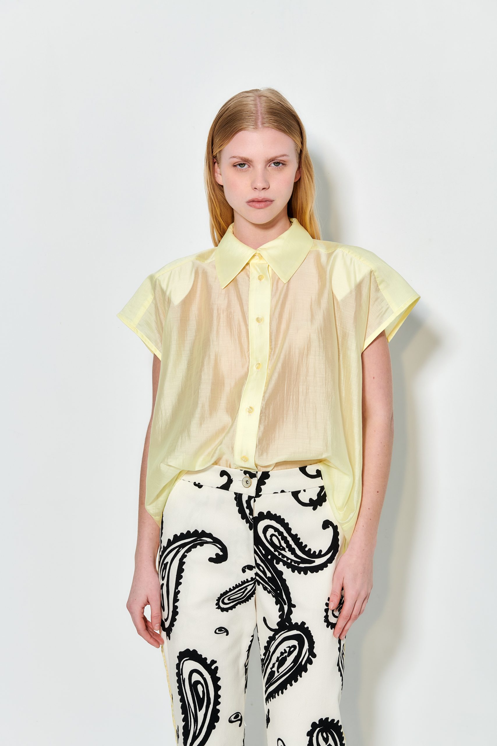 00089SS26.jpg-aelia-shirt-37-euros-yellowwhiteveramanorange-scaled